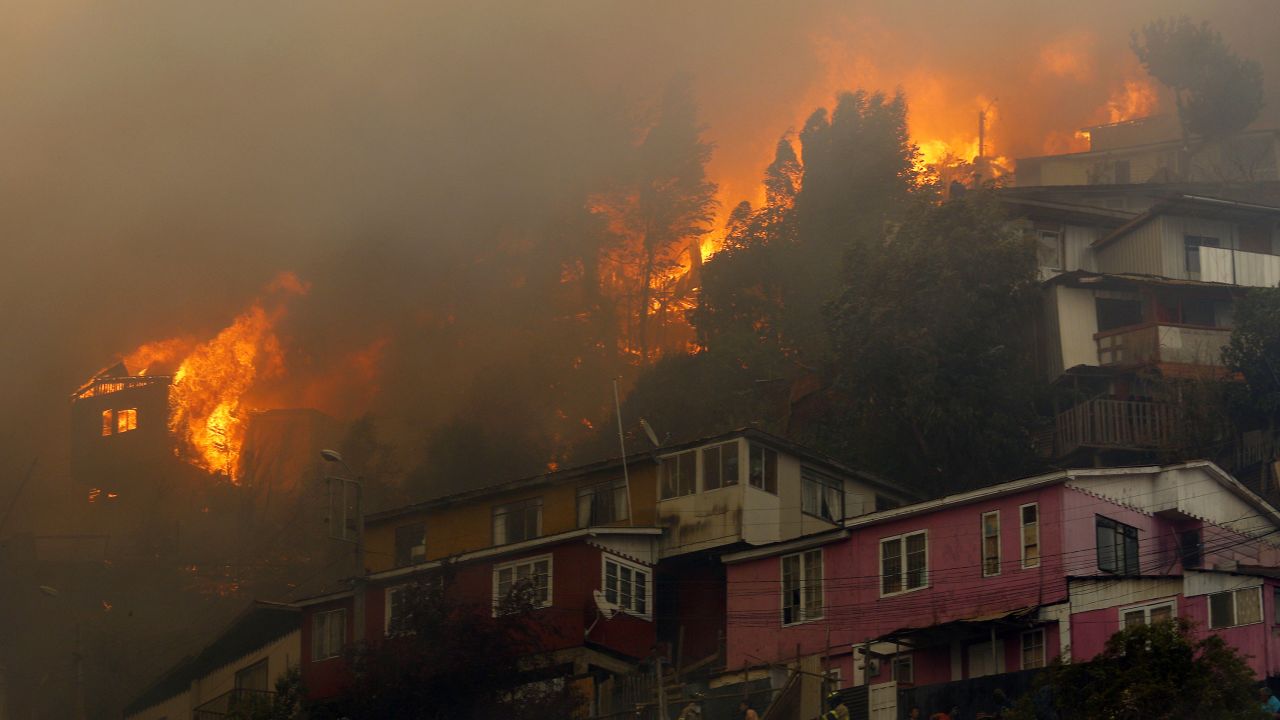 Houses burn during a forest fire at the Rocuant hill in Valparaiso, Chile, on December 24, 2019. 