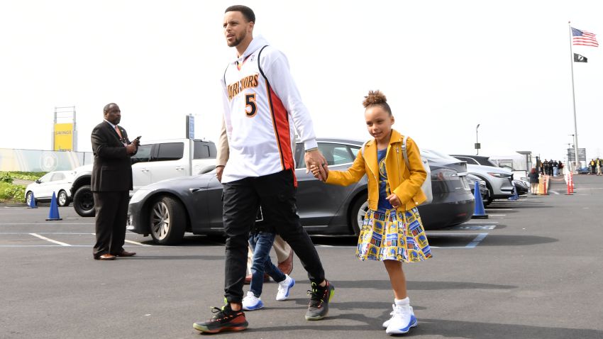 OAKLAND, CA - MARCH 24: Stephen Curry #30 of the Golden State Warriors and his daughters arrive prior to a game against the Detroit Pistons on March 24, 2019 at ORACLE Arena in Oakland, California. NOTE TO USER: User expressly acknowledges and agrees that, by downloading and or using this photograph, user is consenting to the terms and conditions of Getty Images License Agreement. Mandatory Copyright Notice: Copyright 2019 NBAE (Photo by Noah Graham/NBAE via Getty Images)