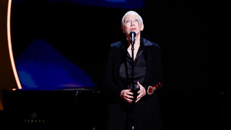 Ани Ленъкс призовава за прекратяване на огъня по време на представлението на Грами
