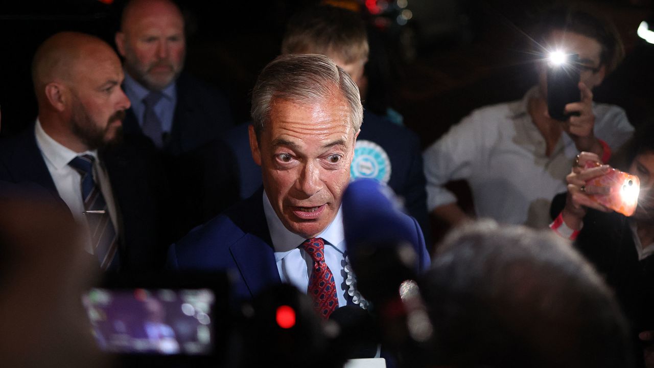 Nigel Farage de Reform UK, habla con la prensa cuando llega a la declaración de resultados en Clacton-on-Sea, Inglaterra, el 5 de julio. (Henry Nicholls/AFP/Getty Images)