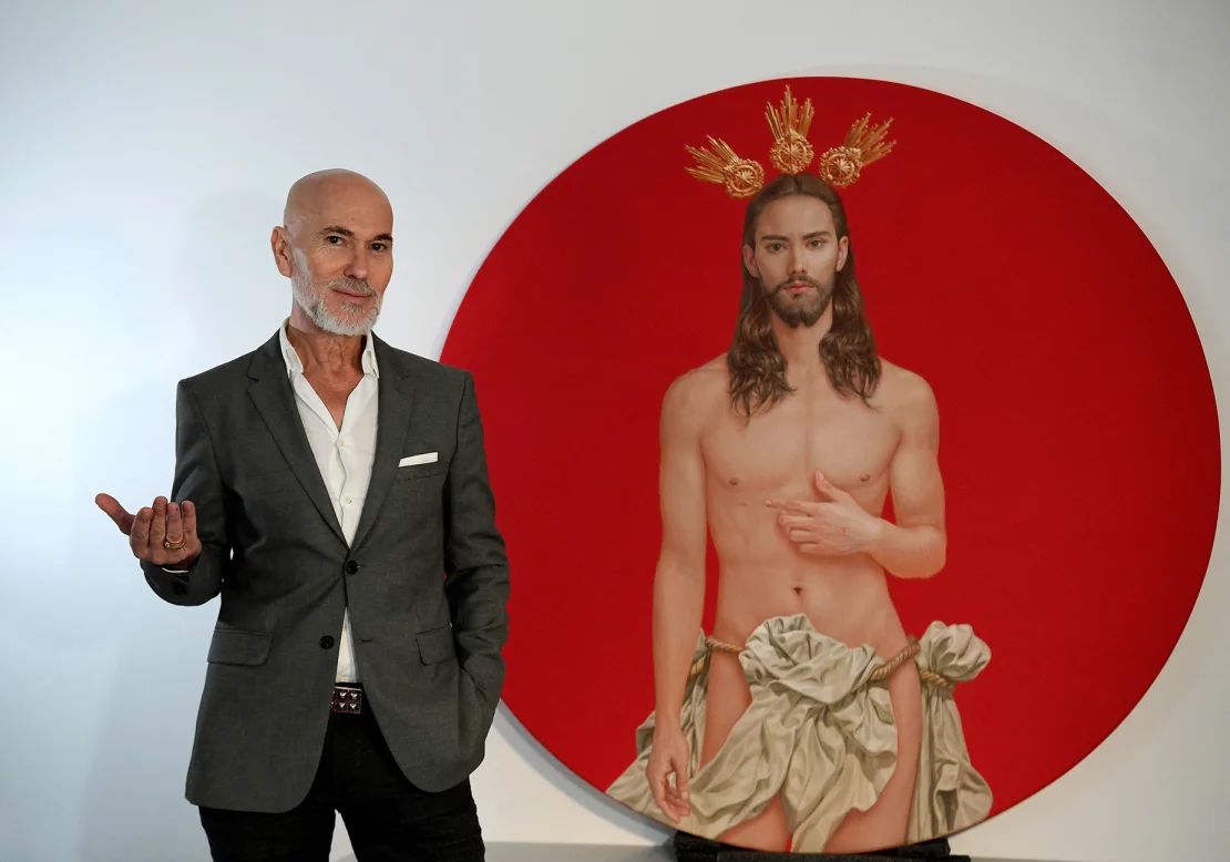 El artista español Salustiano García Cruz junto al Cristo que pintó para el cartel oficial de “Semana Santa de Sevilla 2024”, las celebraciones de la Semana Santa de Sevilla. El cartel despertó la ira de los ultraconservadores, que exigen su retirada, considerándolo “ofensivo” para los católicos.