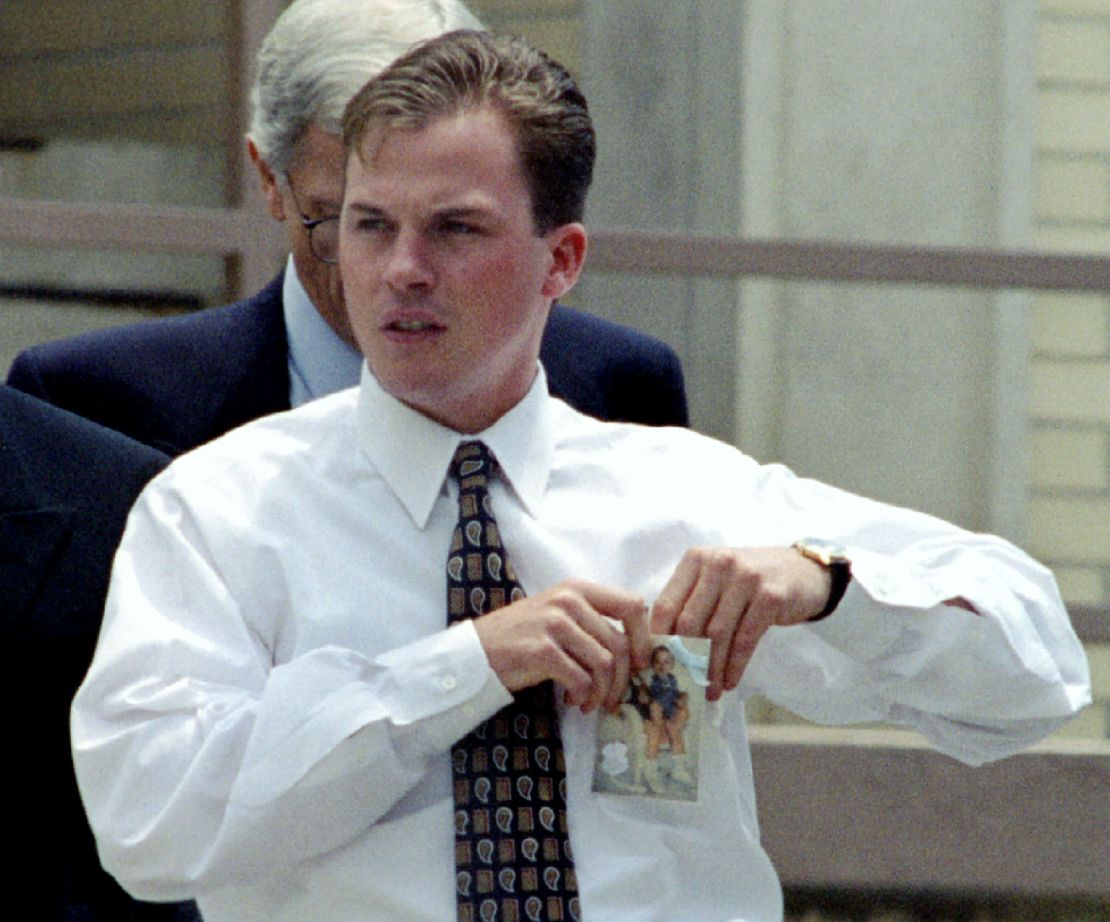 David Smith pins a photo of his sons, Michael and Alex, to his pocket as he leaves the Union County Courthouse in 1995.