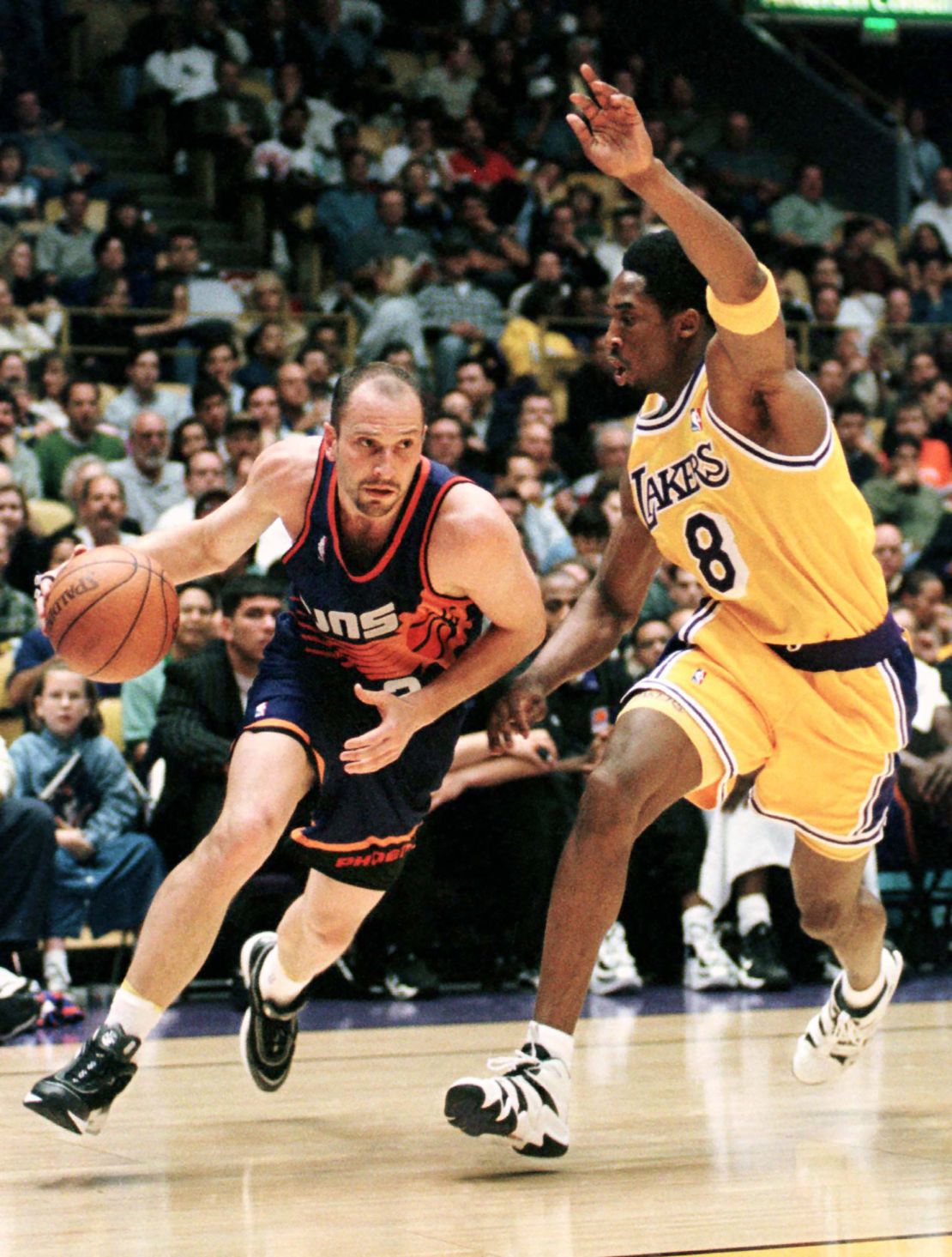 The Phoenix Suns Rex Chapman (L) heads to the basket as the Los Angeles Lakers Kobe Bryant defends.