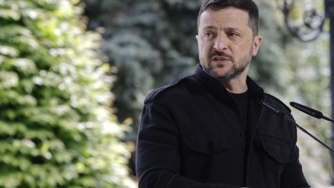 KYIV (Ukraine), 10/05/2025.- Ukraine's President Volodymyr Zelensky addresses a t press conference following a meeting of the 'Coalition of the willing' at the Mariinskyi Palace, the official residence of the president of Ukraine, in Kyiv, Ukraine, 10 May 2025, amid the ongoing Russian invasion. (Ucrania, Kiev) EFE/EPA/SERGEY DOLZHENKO
