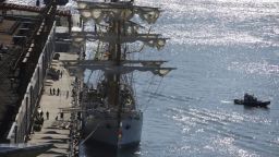 El buque escuela de la Armada de México que se estrelló contra el Puente de Brooklyn permanece amarrado en el sur de Manhattan.