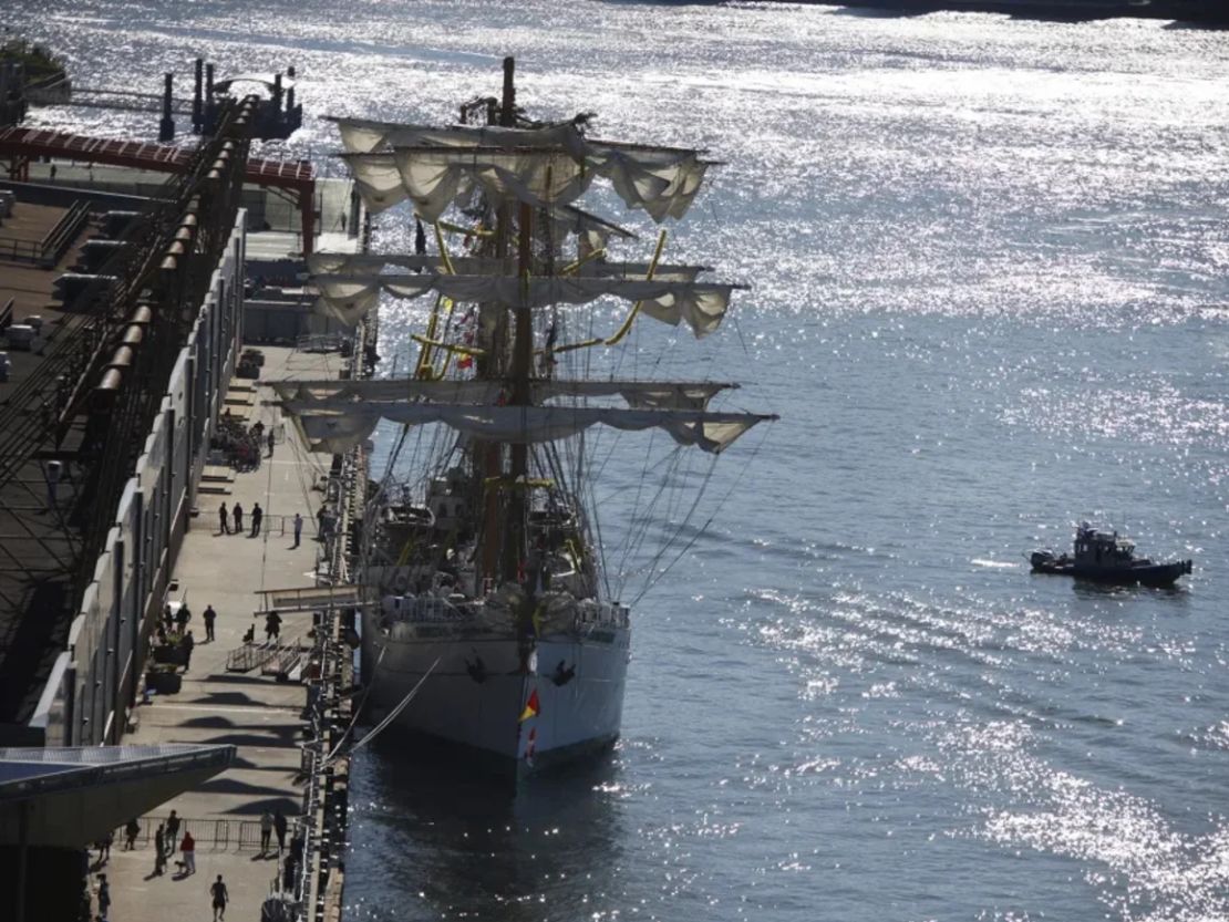 El buque escuela de la Armada de México que se estrelló contra el Puente de Brooklyn permanece amarrado en el sur de Manhattan.