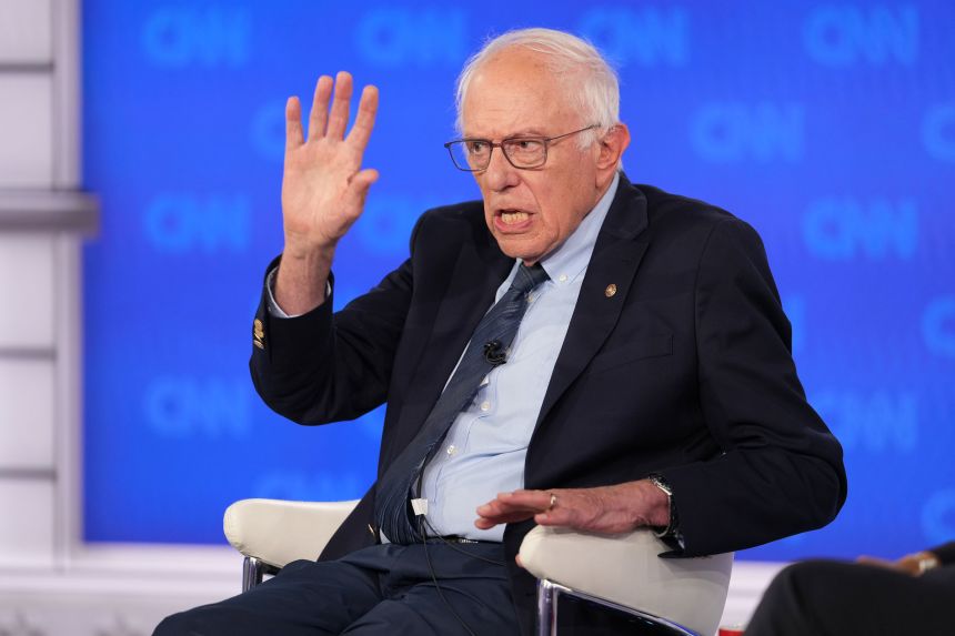 El senador Bernie Sanders habla en el Ayuntamiento.