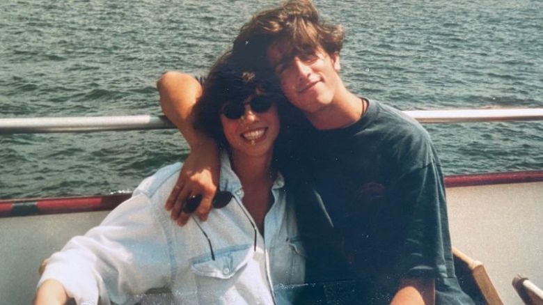 La estadounidense Kerri Cunningham se enamoró del británico Dirk Stevens cuando se conocieron en la adolescencia durante unas vacaciones. Fueron el primer amor del otro, pero vivían en orillas opuestas del Atlántico. Casi tres décadas después, la vida los volvió a unir.