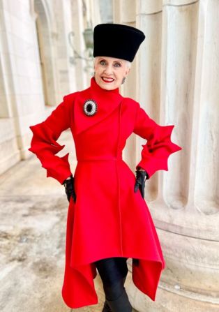 No todos los diseños de Tesslo incluyen telas ankara. Aquí, la influencer de moda estadounidense Judith Boyd, conocida como @stylecrone, luce un vestido abrigo personalizado de Tesslo.