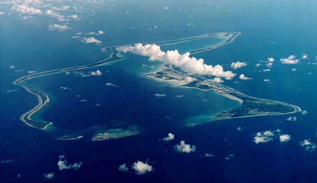 La base militar Diego García, de Estados Unidos y el Reino Unido, se encuentra en una de las islas que forman el archipiélago de Chagos, a unos 2.170 kilómetros al noreste de Mauricio. Starmer está trabajando para devolver las islas a la nación africana, pero el acuerdo es controvertido tanto en Gran Bretaña como en Washington.