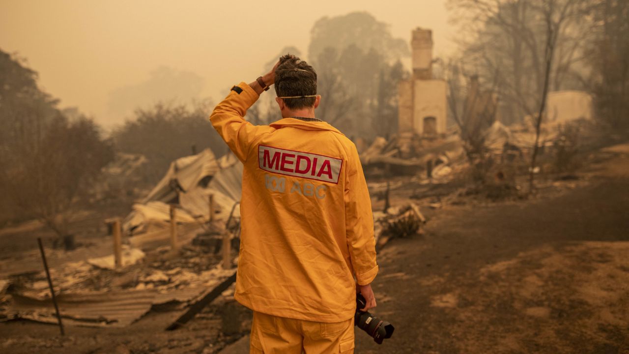 ABC photographer Matt Roberts reacts to seeing his sister's house destroyed by a bushfire in New South Wales, Australia.