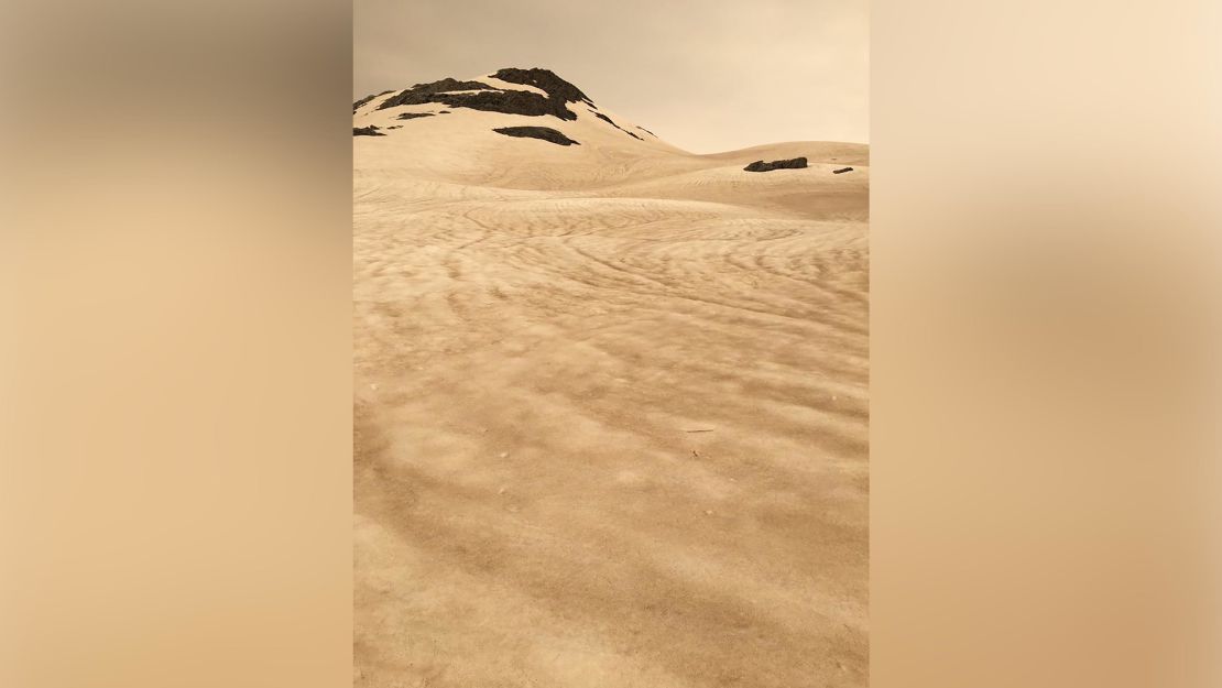 A photo taken on January 1 shows the Fox and Franz Josef glaciers in New Zealand, which have turned brown as a result of Australian bushfire smoke and ash.