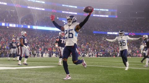 Logan Ryan of the Tennessee Titans scores a touchdown against the New England Patriots in the fourth quarter of the AFC Wild Card Playoff game.
