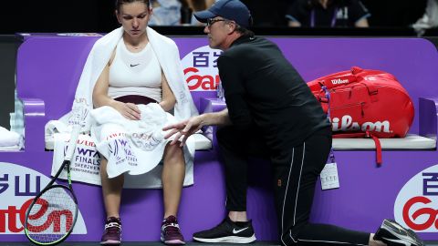 Simona Halep speaks to coach Darren Cahill during last year's WTA Finals in China. 