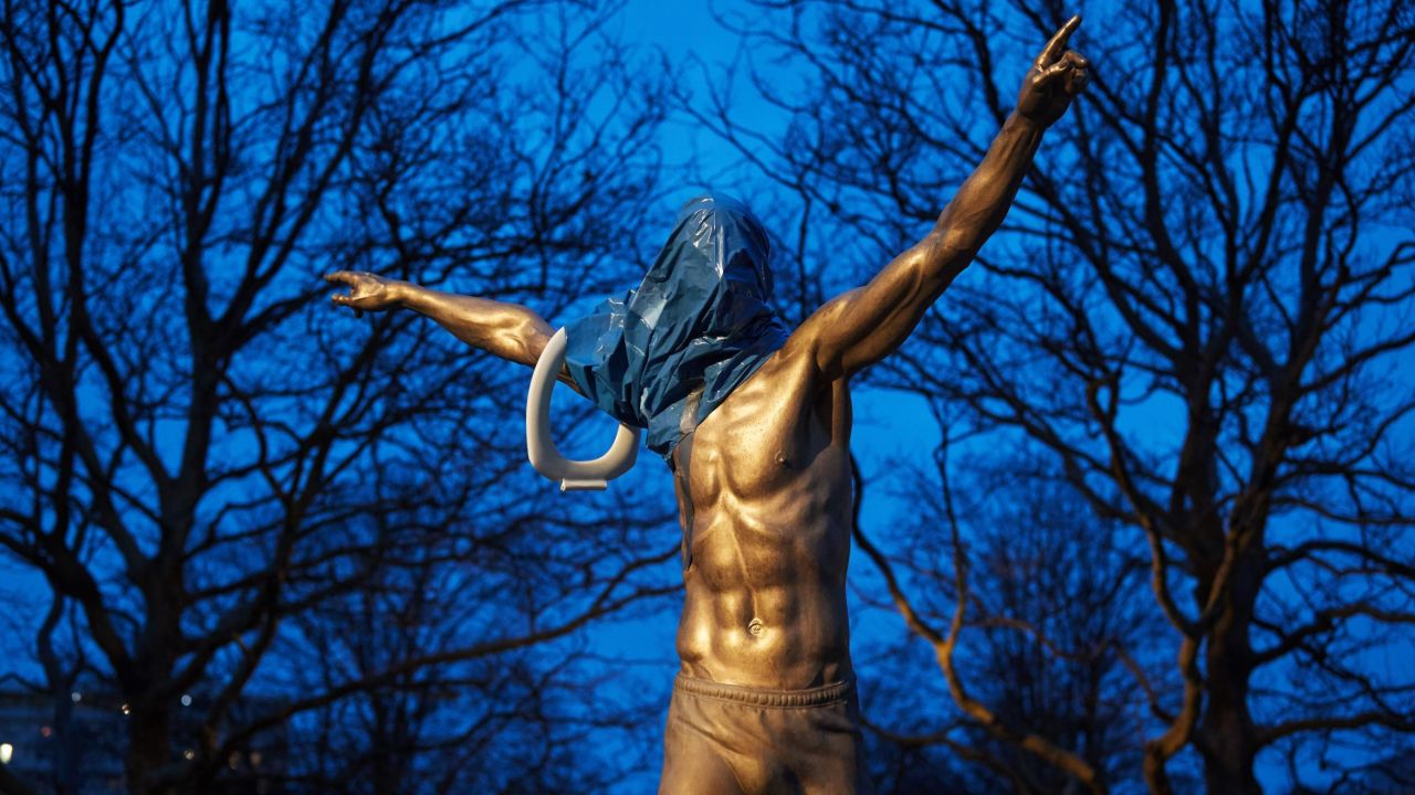 Vandals hang a toilet seat and Sweden football shirt on the statue.