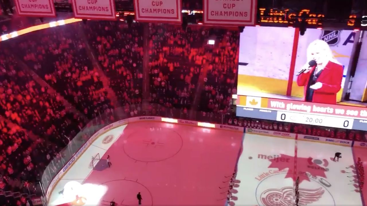 Hockey fans filled the arena with their voices after the anthem singer's microphone malfunctioned.