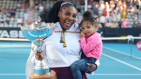 Serena Williams celebrates with her daughter Alexis (Photo: AFP via Getty Images)