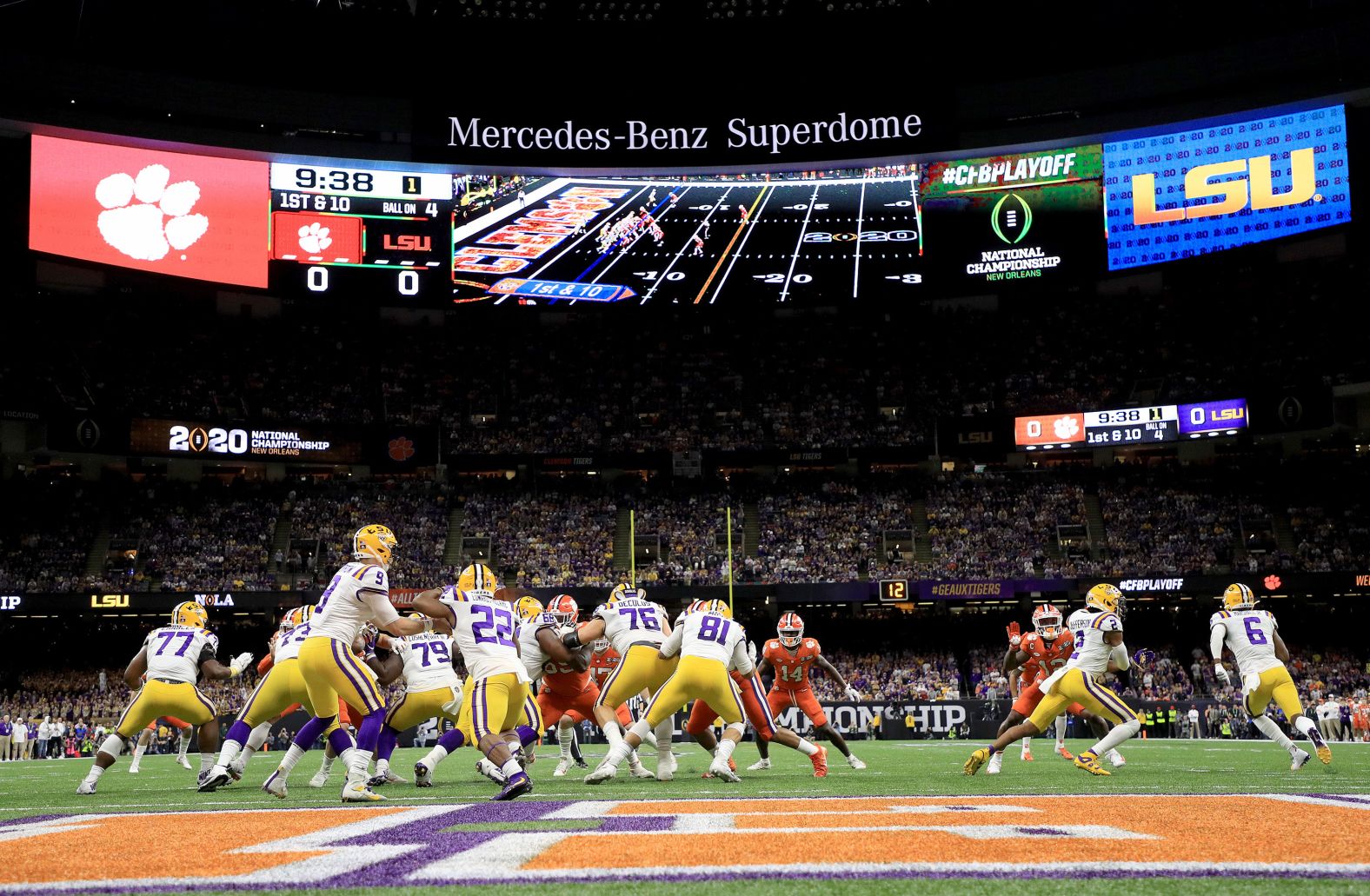 Burrow hands the ball off to Clyde Edwards-Helaire in the first quarter.