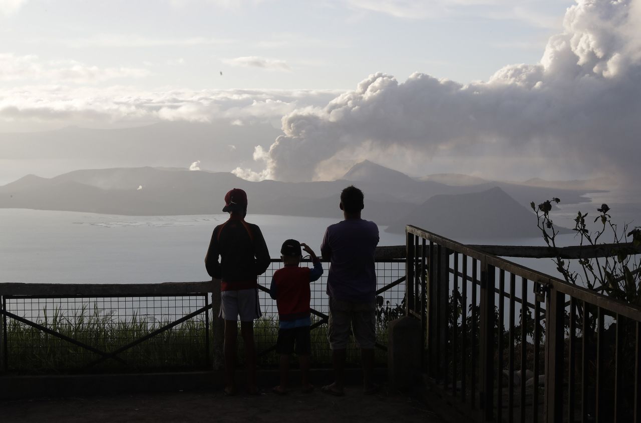 People watch the erupting volcano from Tagaytay on January 14.