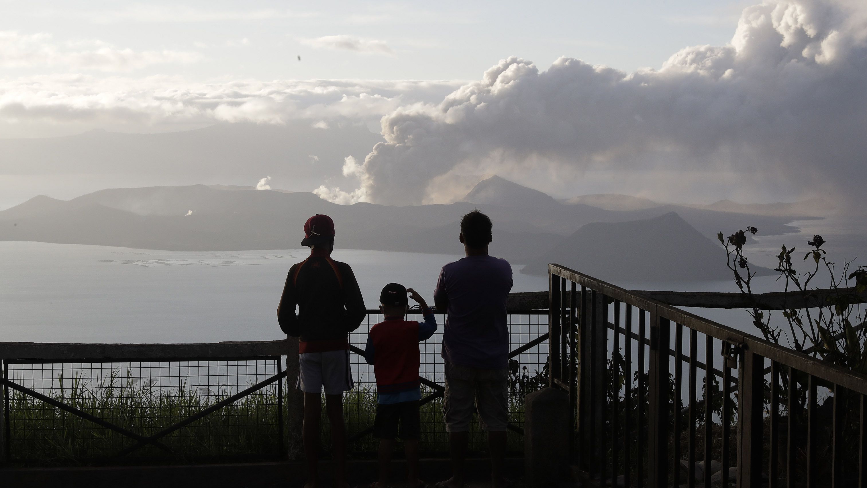 People watch the erupting volcano from Tagaytay on January 14.