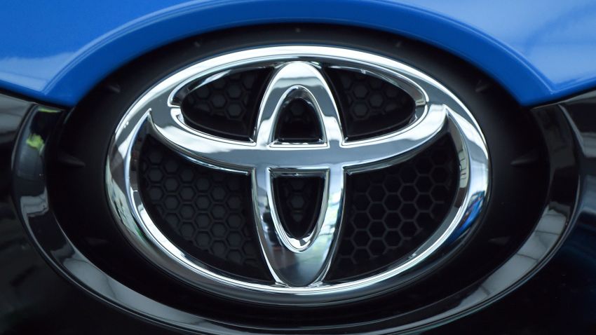 This photo shows a logo of Japan's auto giant Toyota Motor in Tokyo on May 8, 2015. Toyota said May 8 its annual profit accelerated 19 percent to a record 18.1 billion dollars as the world's biggest automaker capitalised on a weak yen and strong demand in North America, despite being sideswiped by a series of recalls.     AFP PHOTO / Toru YAMANAKA        (Photo credit should read TORU YAMANAKA/AFP via Getty Images)