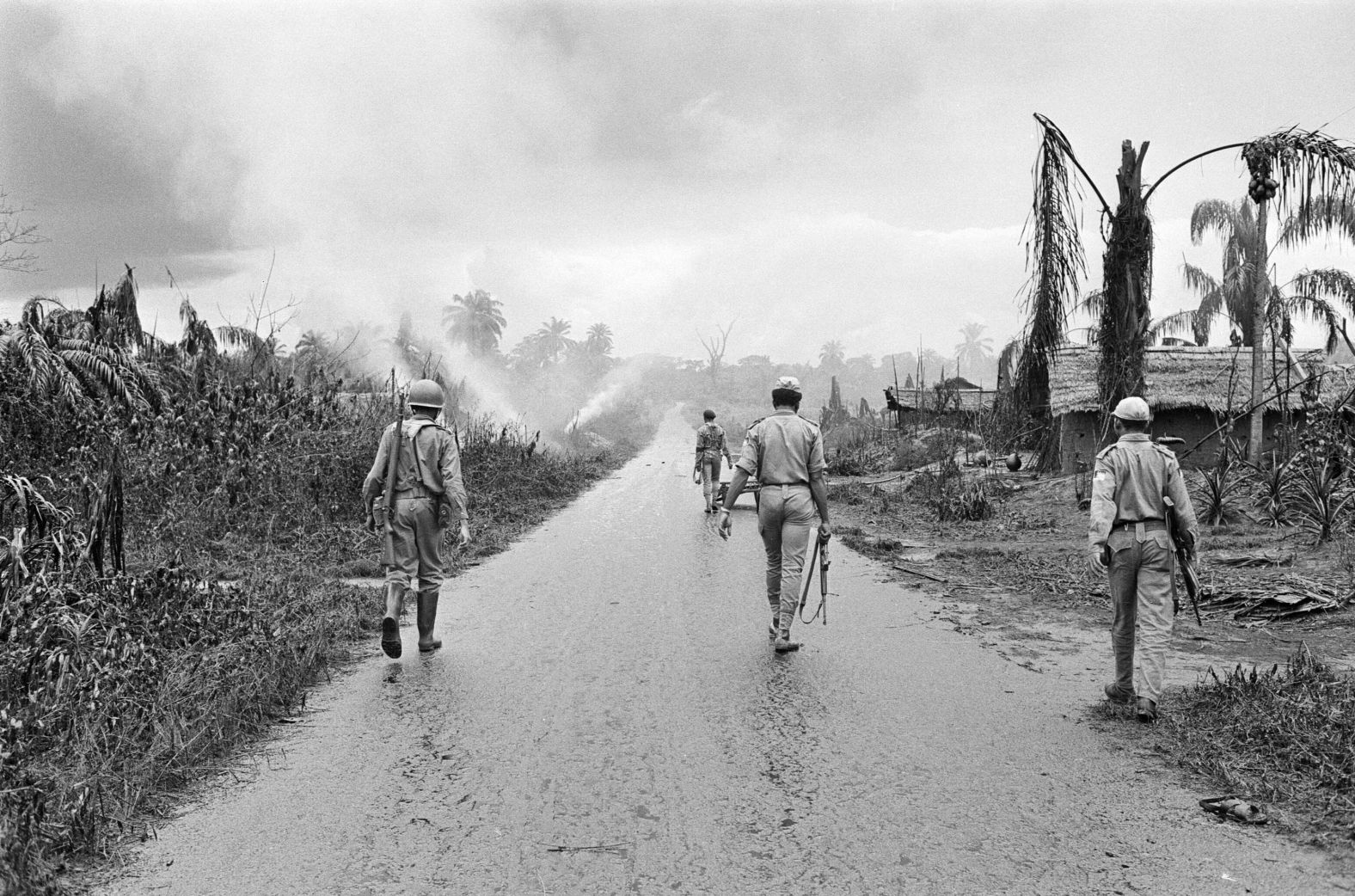 Biafran soldiers advance towards a Nigerian army position in June 1968.