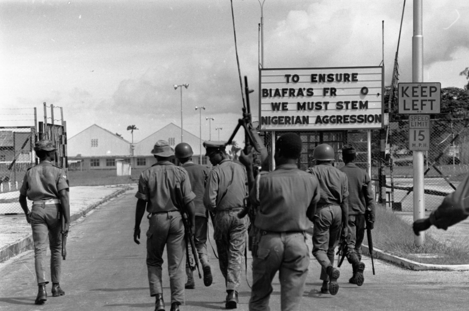 Nigerian troops enter Port Harcourt after taking it from Biafrian forces in 1968.