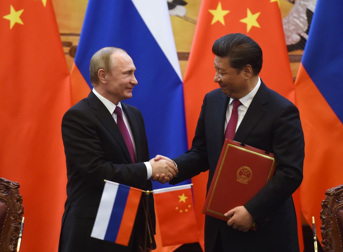 Russian President Vladimir Putin (L) shakes hands with Chinese President Xi Jinping during a signing ceremony in Beijing's Great Hall of the People on June 25, 2016 in Beijing, China. 