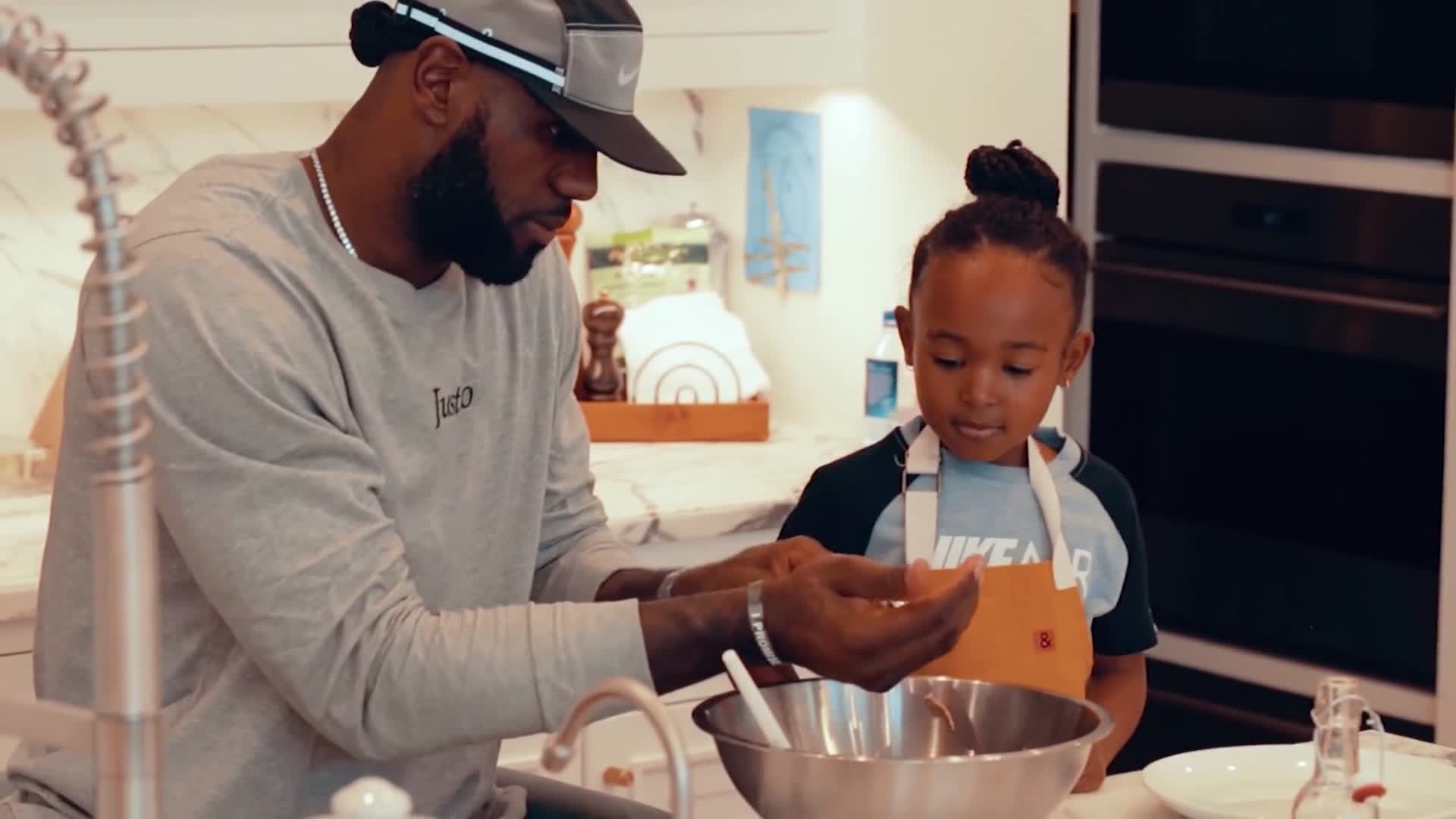 LeBron James plays sous-chef for 5-year-old daughter Zhuri on her YouTube show | CNN