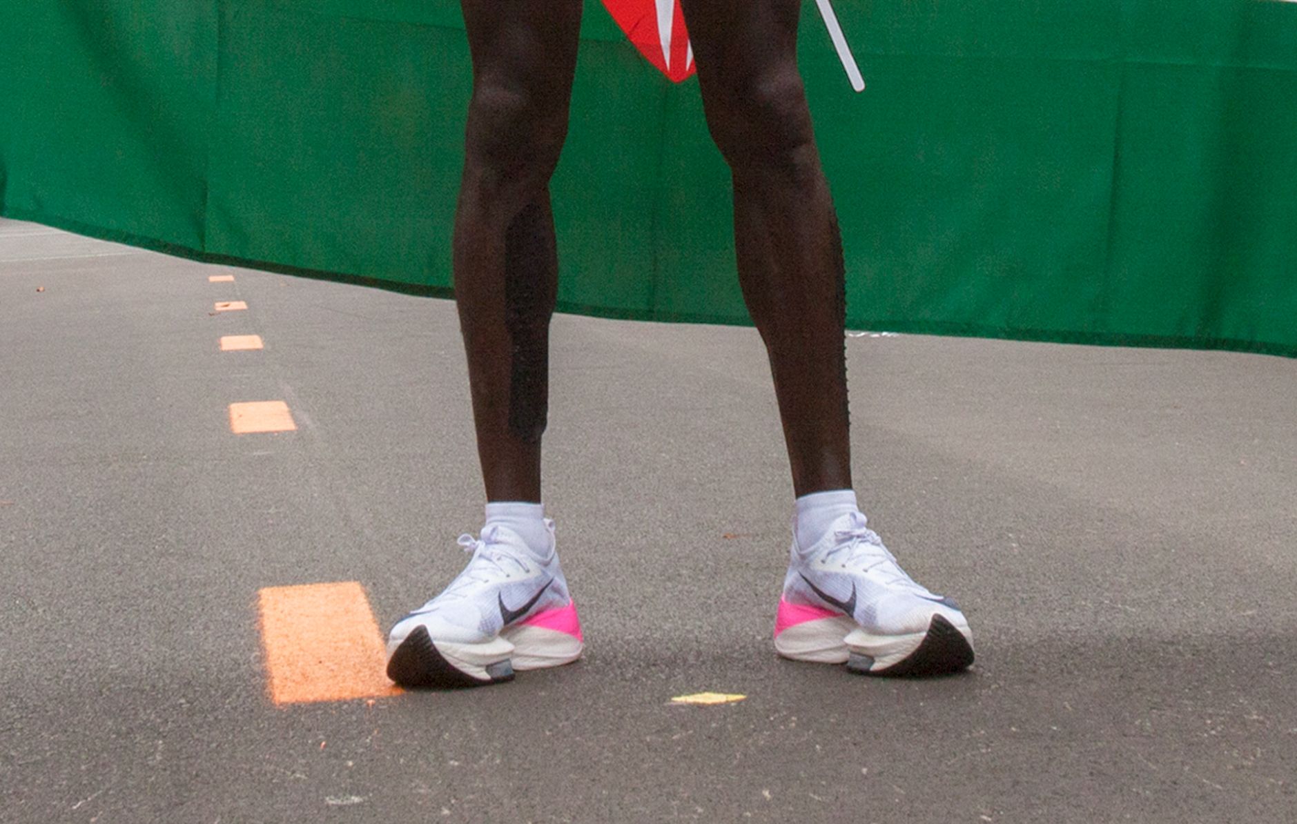 Emuler tøj Nuværende Eliud Kipchoge's record-breaking Nike shoes under scrutiny | CNN