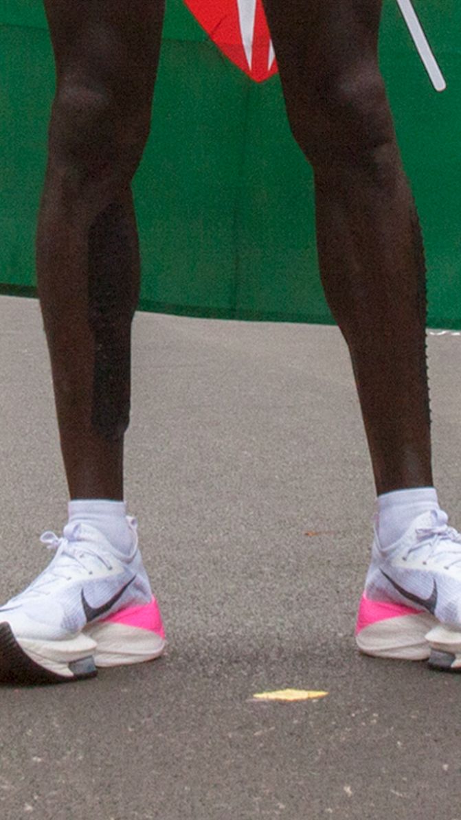 paz Asombro Hazlo pesado Eliud Kipchoge's record-breaking Nike shoes under scrutiny | CNN