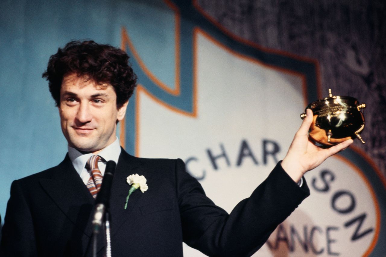 De Niro is honored by Harvard University students as the Hasty Pudding Man of the Year in 1979.