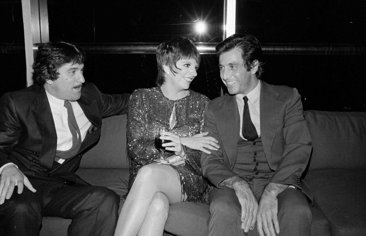 De Niro sits with Liza Minnelli and Al Pacino in 1981.