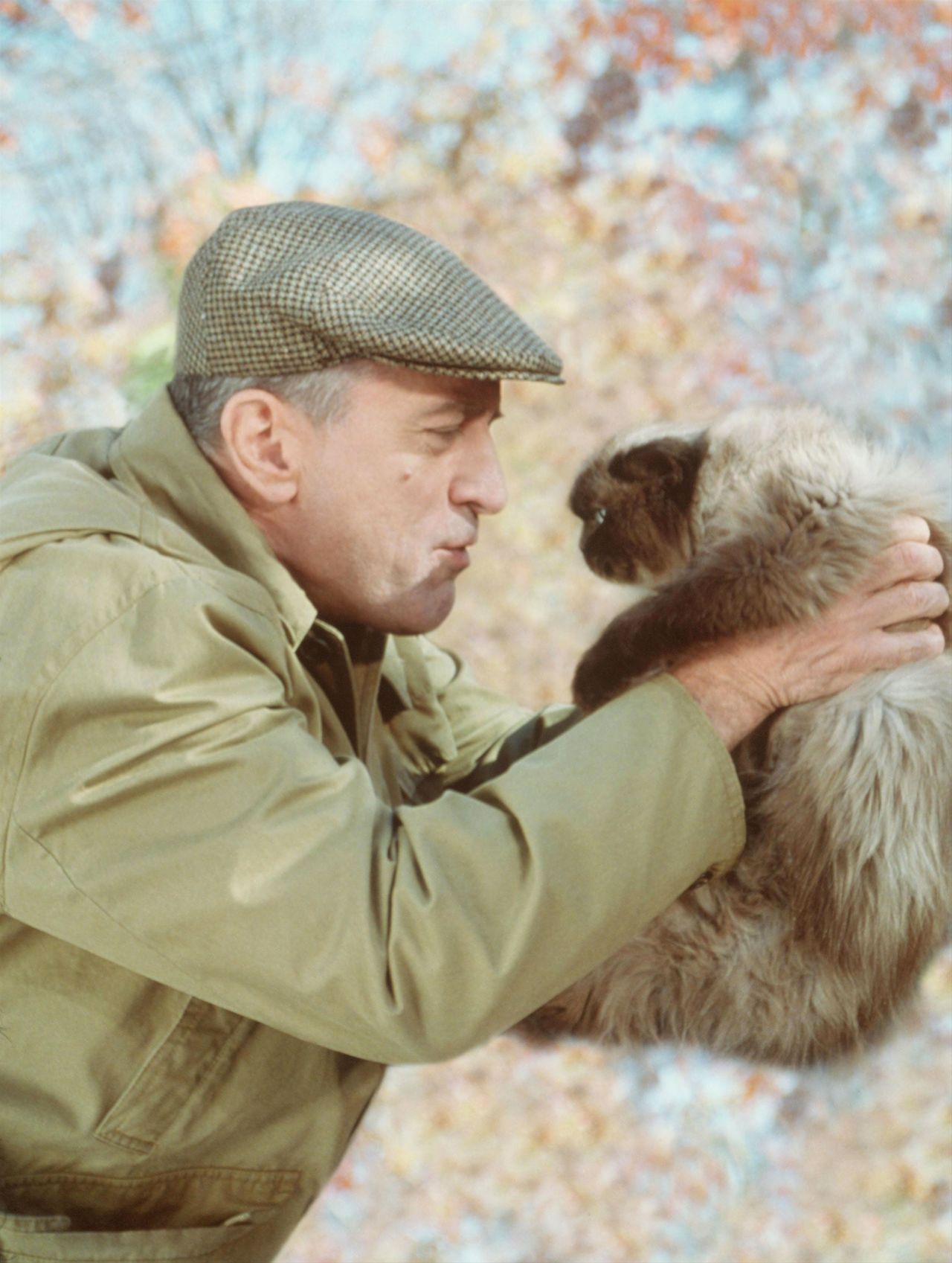 De Niro holds a cat in the 2000 comedy "Meet the Parents."