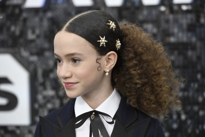"Big Little Lies" star Chloe Coleman attends the SAG awards in a Burberry suit paired with pearl hair accessories. 