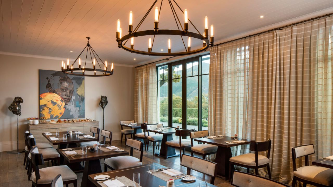 Le chêne provides superb views of South Africa's Franschhoek Valley.