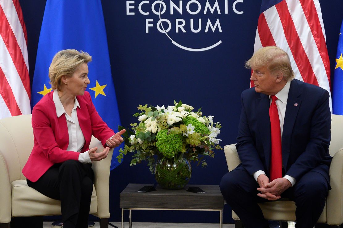 El presidente estadounidense Donald Trump habla con la presidenta de la Comisión Europea, Ursula von der Leyen, antes de su reunión en el Foro Económico Mundial en Davos, el 21 de enero de 2020. (Foto de JIM WATSON/AFP vía Getty Images)