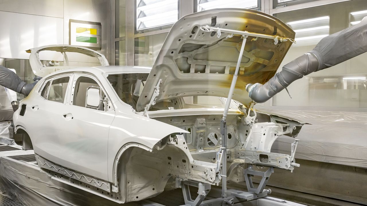 Around 9,000 people and more than 3,000 machines, robots and autonomous transport systems work in BMW's Regensburg plant.