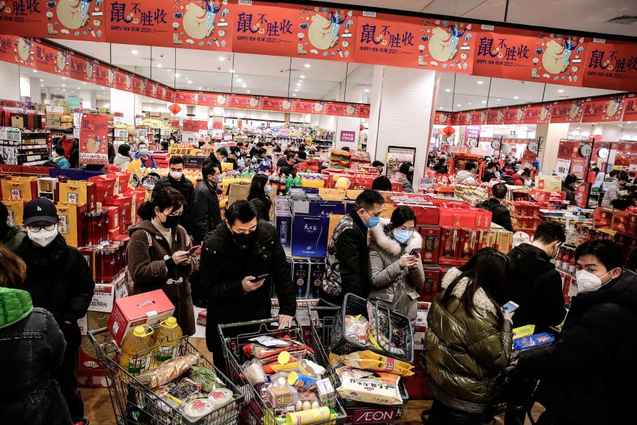 Shoppers wear masks in a Wuhan market on January 23, 2020.