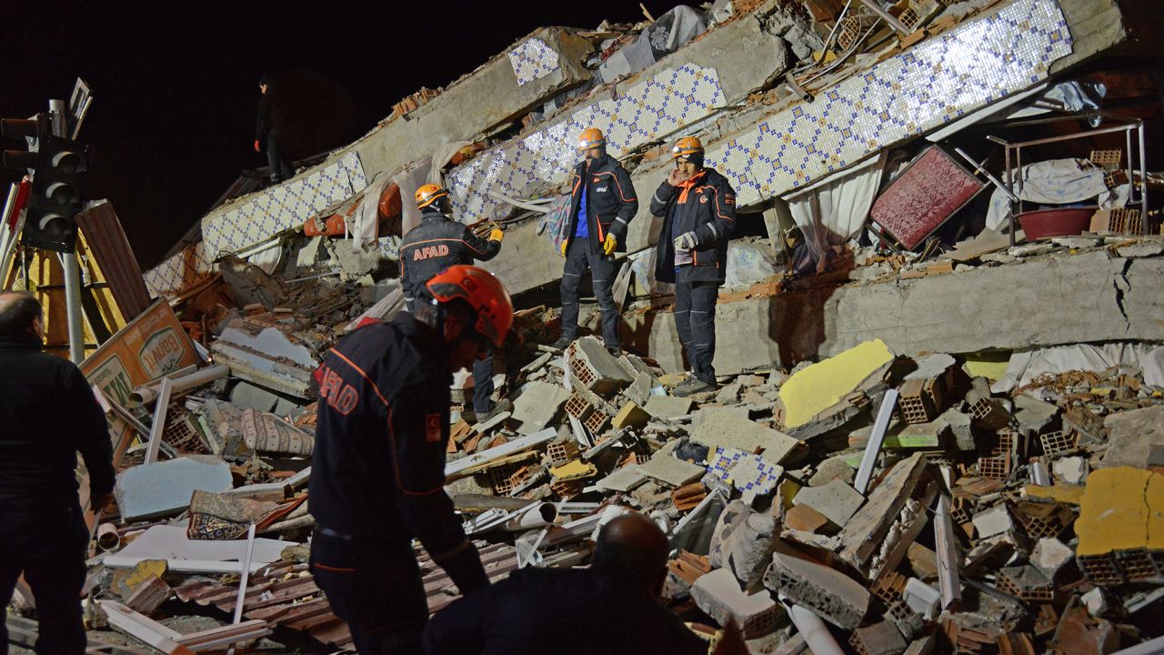 Turkish rescue and police work at the scene of a collapsed building in Elazig following a 6.8 magnitude earthquake in eastern Turkey, on January 24, 2020. 