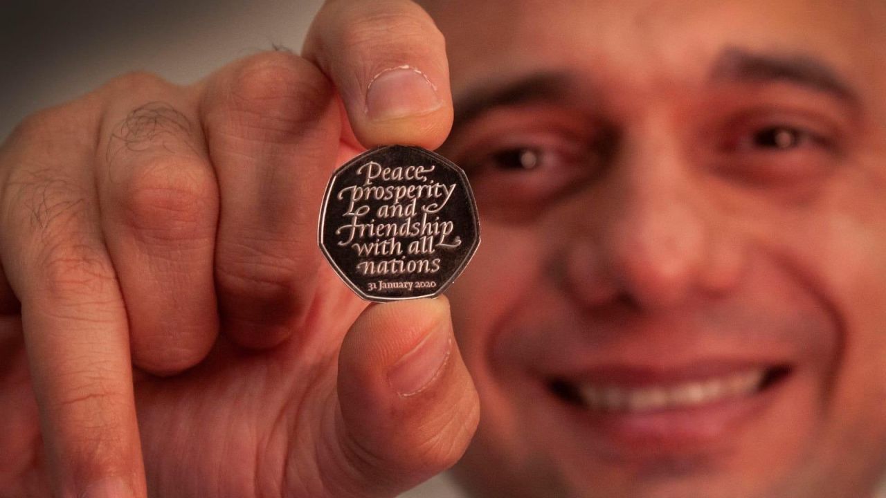 Sajid Javid unveils the Brexit coin, bearing the inscription "Peace, prosperity and friendship with all nations."