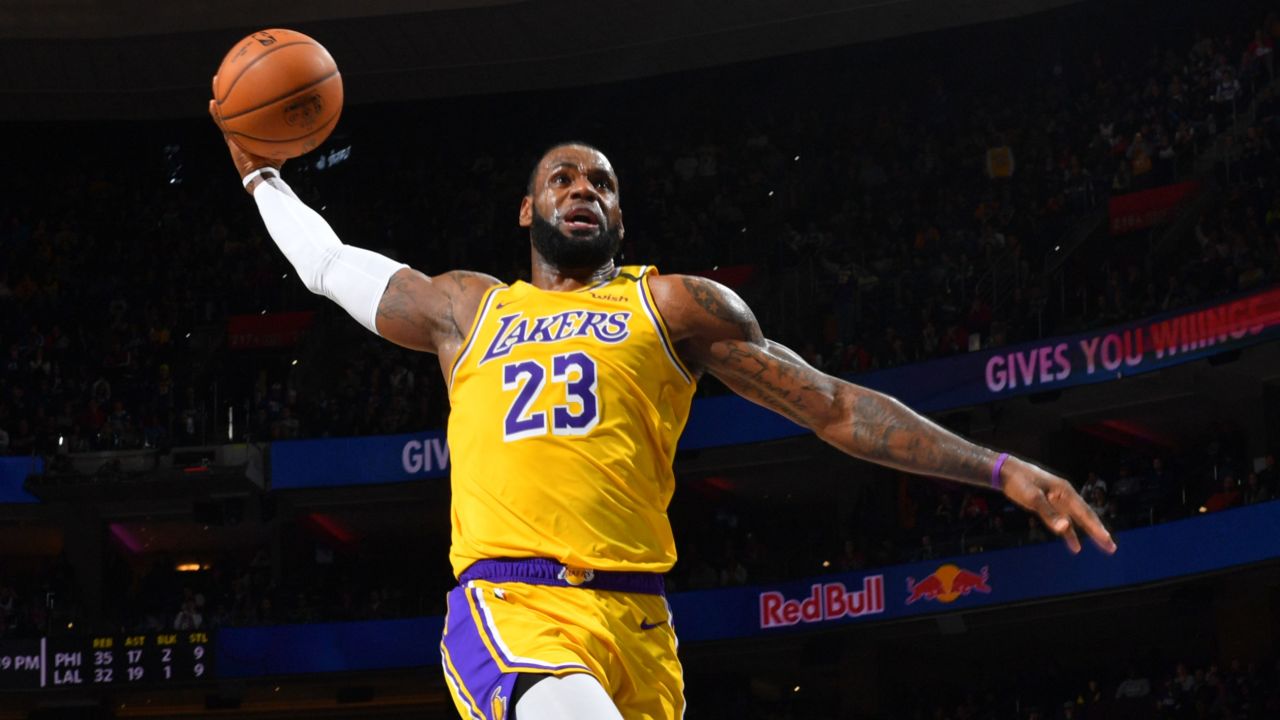 James dunks the ball against the 76ers.