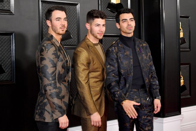 Kevin Jonas, Nick Jonas and Joe Jonas appeared on the red carpet wearing complementary dark blue and gold blazers. 