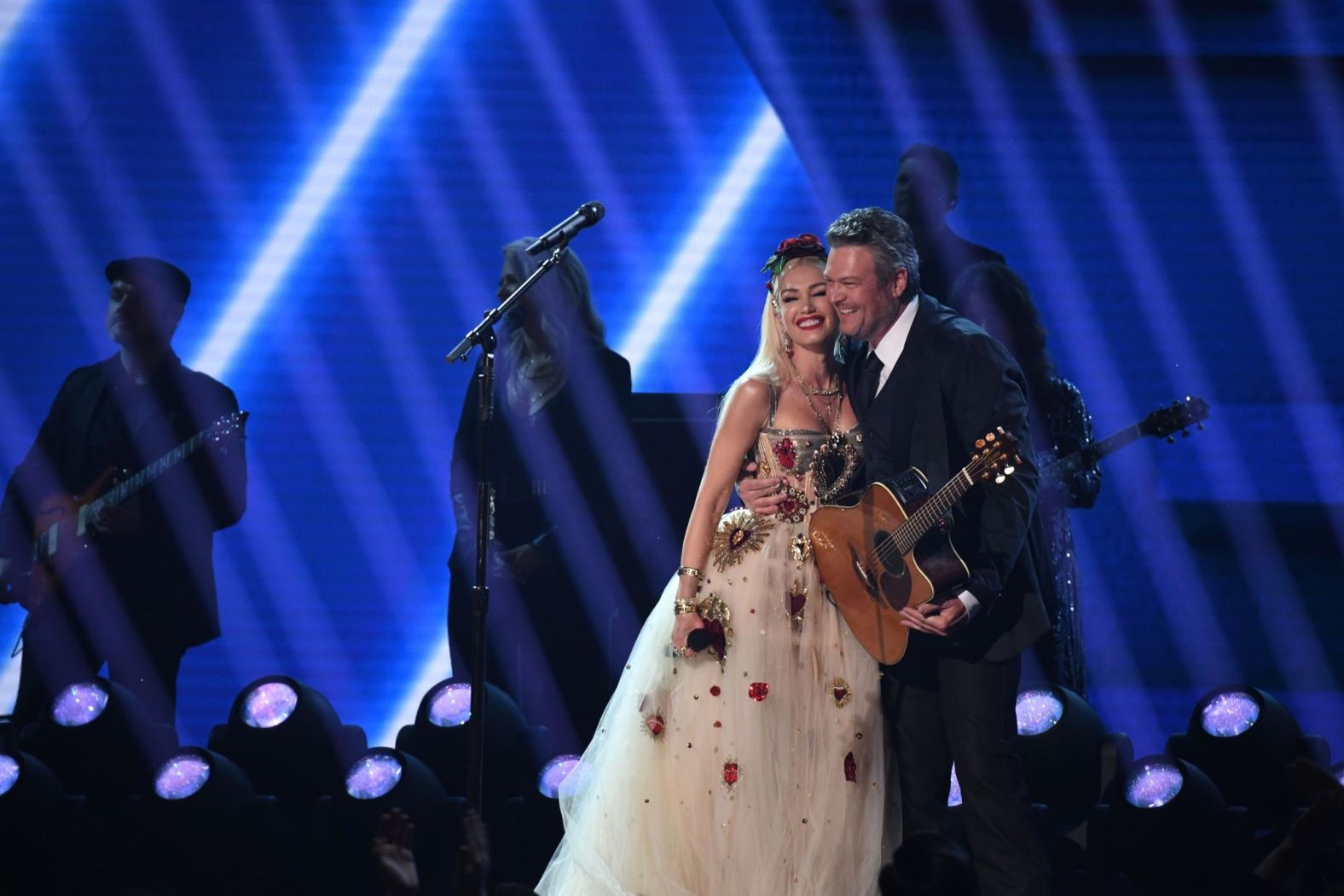 Blake Shelton and Gwen Stefani hug after their performance. 