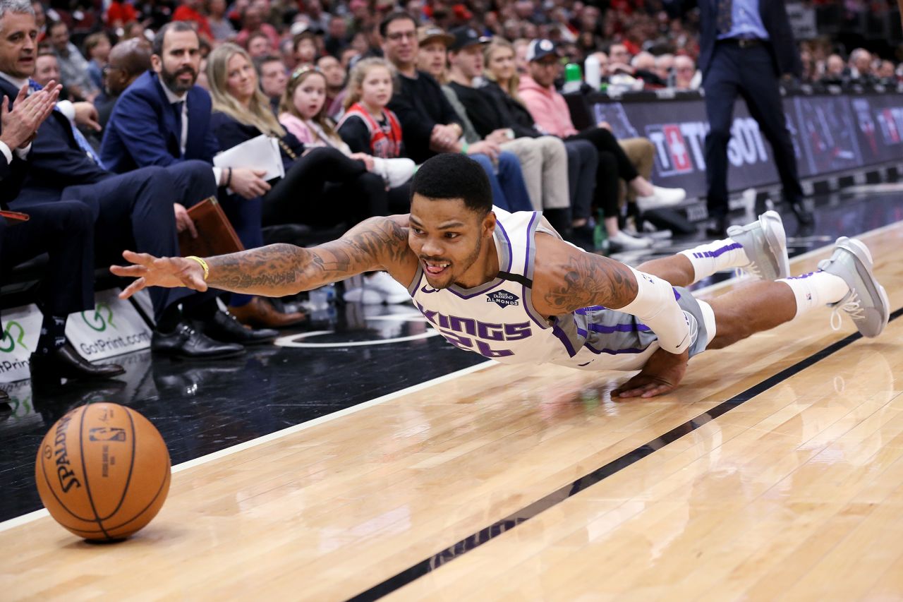 Sacramento Kings' Kent Bazemore dives for a loose ball during a game against the Chicago Bulls on Friday, January 24, in Chicago, Illinois. The Kings defeated the Bulls 98-81.