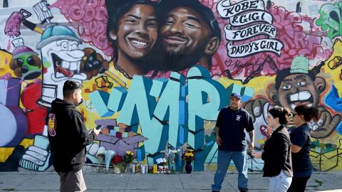 A mural painted Sunday in Los Angeles by graffiti artist Jules Muck pays tribute to Kobe Bryant and his daughter.