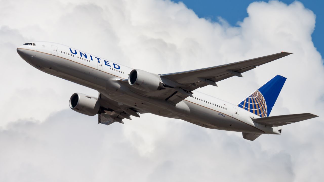 underscored united airlines plane