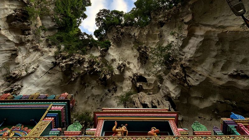 Kuala Lumpur Daytrip: Exploring Malaysia’s Beautiful Batu Caves | CNN