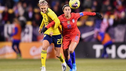 Lloyd battles with Emma Kulberg of Sweden.