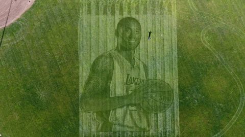 Kelli Pearson and her husband, Pete Davis, created a giant image of Kobe Bryant.